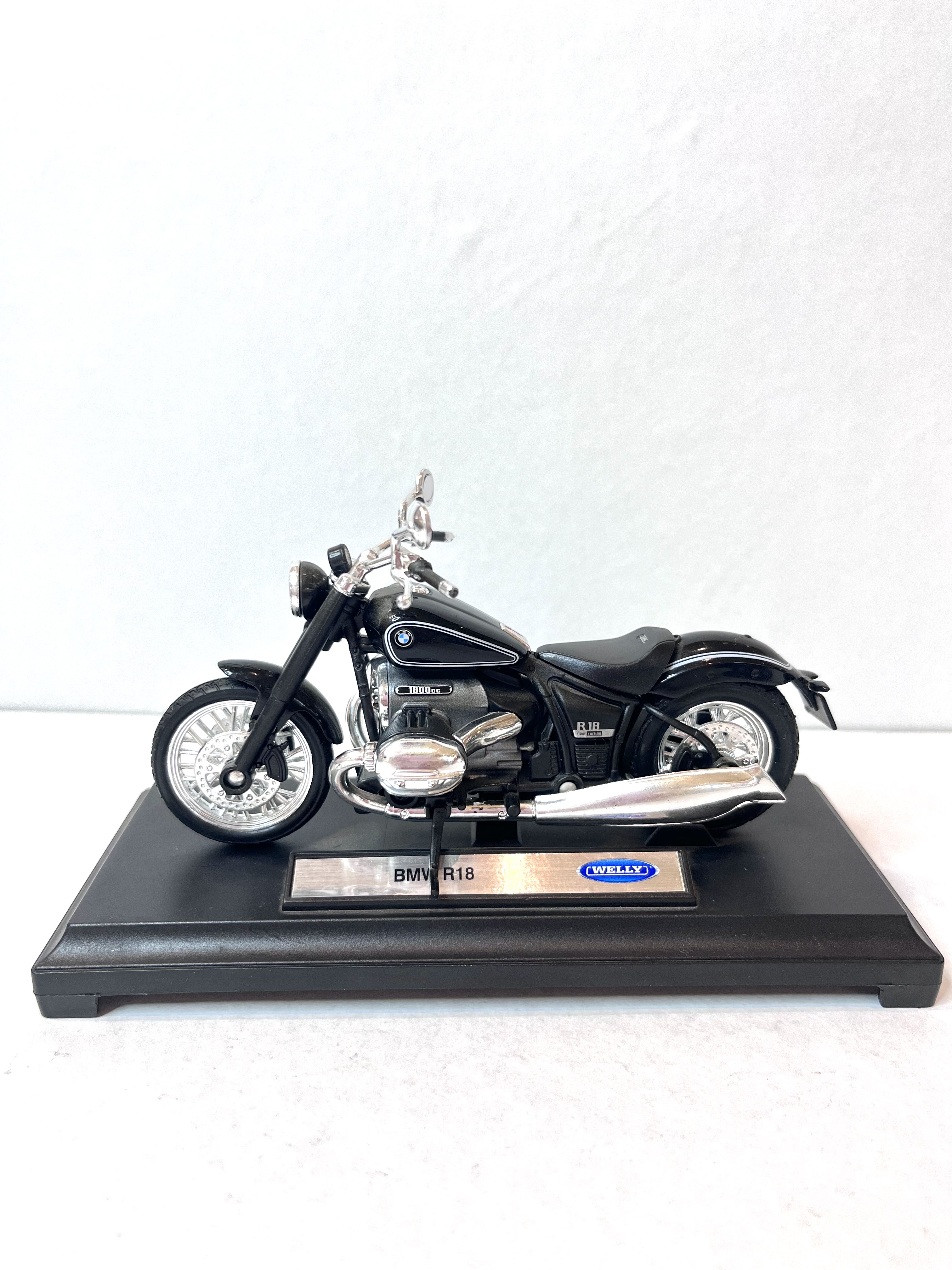 موتور کلکسیونی فلزی مدل ویلی bmw R18